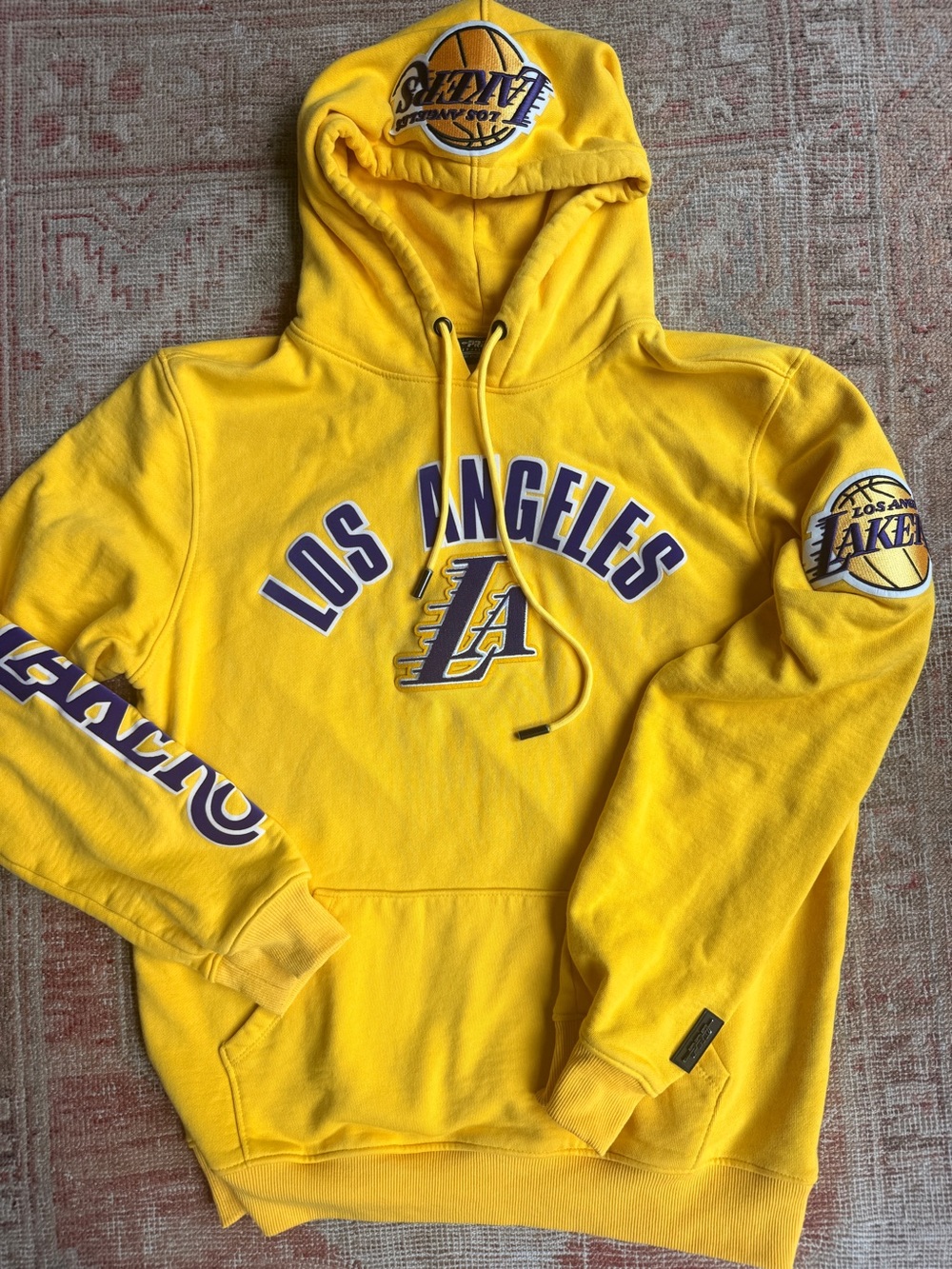 Los Angeles Lakers Yellow Pullover Hoodie - Team Logo Sweatshirt